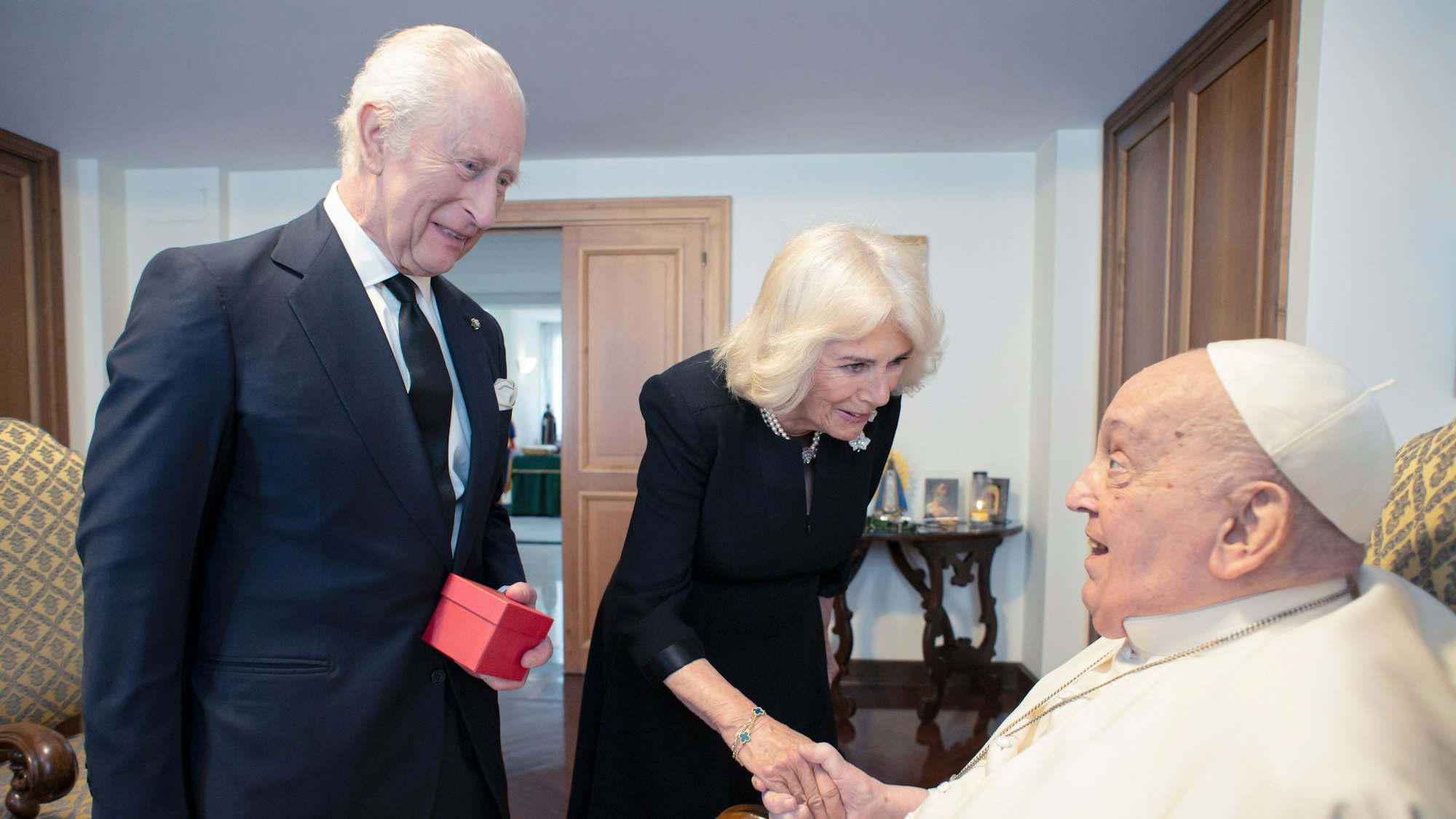 Papst Franziskus empfängt Großbritanniens König Charles III. und Königin Camilla zu einem privaten Gespräch im Vatikan.