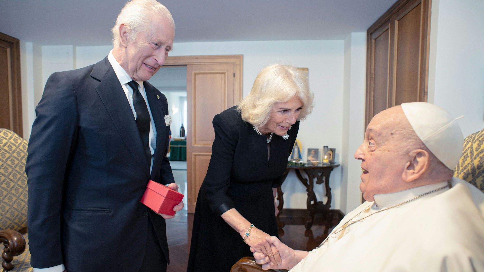 Papst Franziskus empfängt Großbritanniens König Charles III. und Königin Camilla zu einem privaten Gespräch im Vatikan.