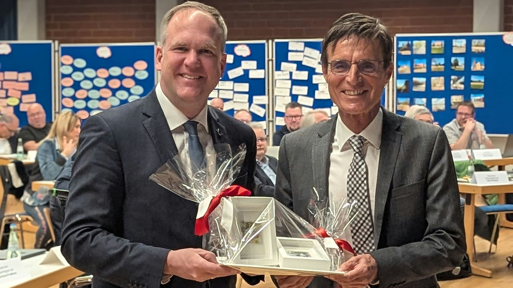 Das Foto zeigt Bürgermeister Dirk Breuer und Stadtbaudirektor Manfred Siry bei der Verabschiedung im Stadtrat.