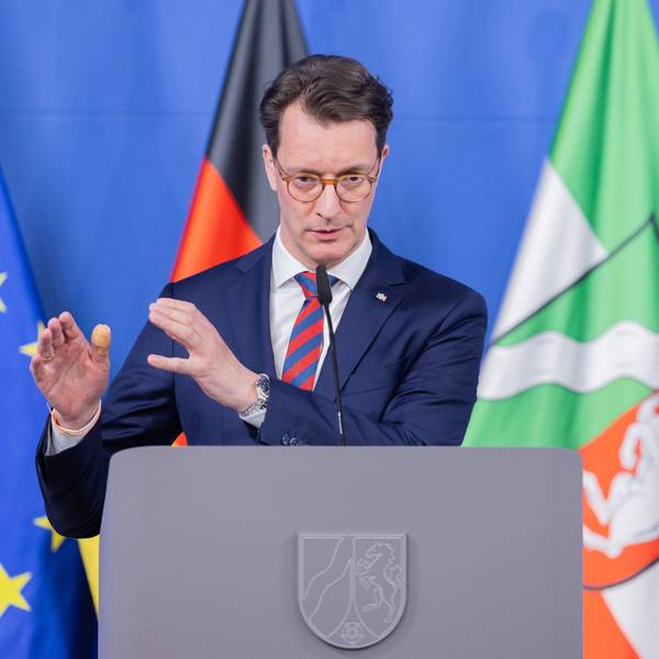 Düsseldorf: Hendrik Wüst (CDU), Ministerpräsident von Nordrhein-Westfalen, gibt in der Staatskanzlei ein Statement ab.