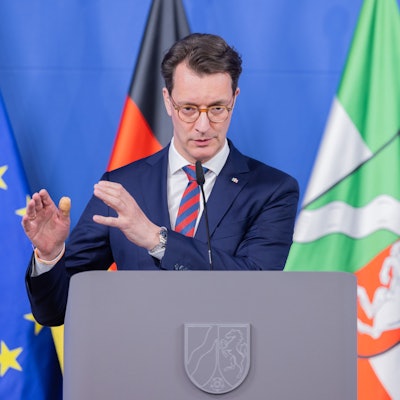 Düsseldorf: Hendrik Wüst (CDU), Ministerpräsident von Nordrhein-Westfalen, gibt in der Staatskanzlei ein Statement ab.