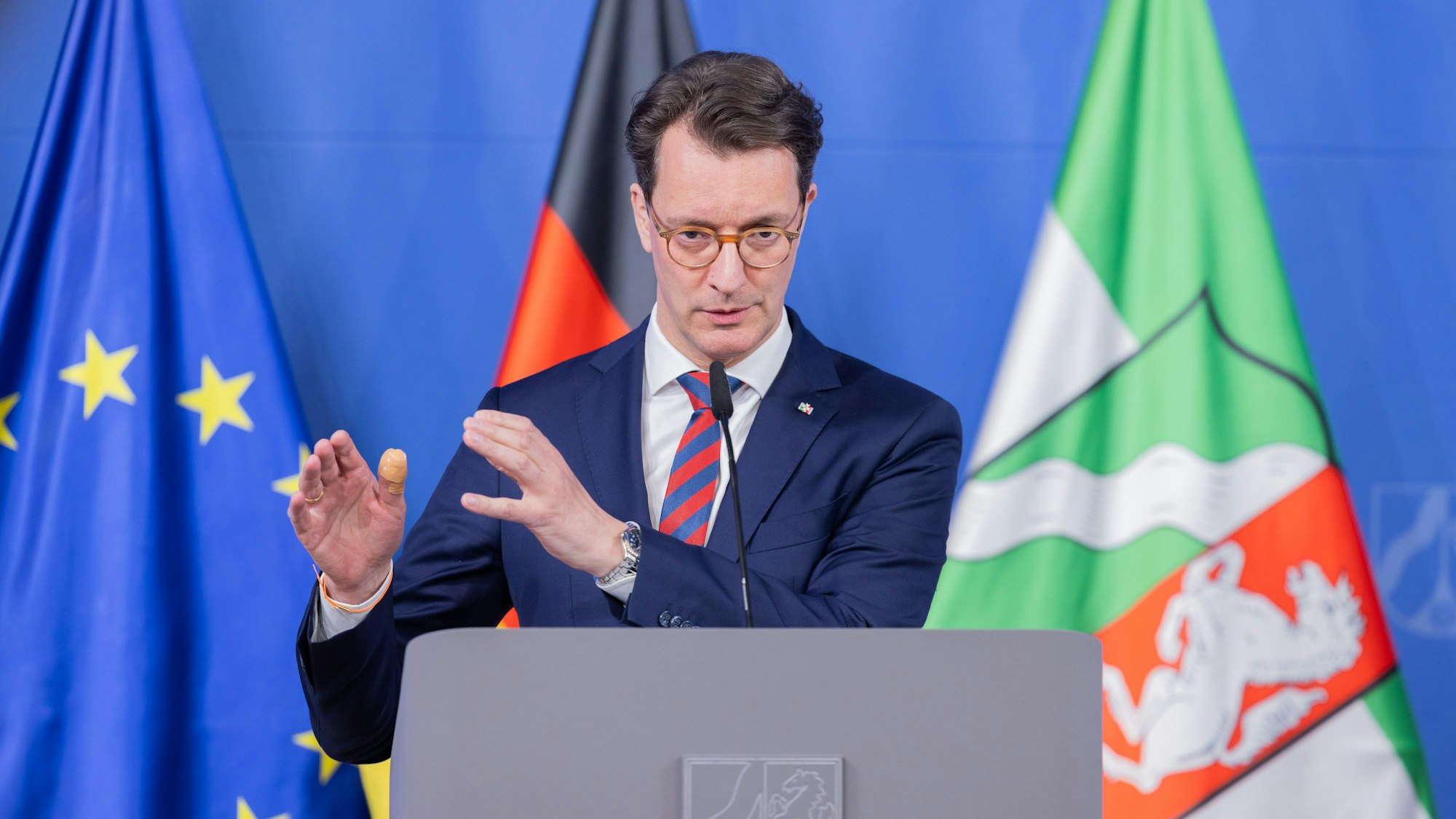 Düsseldorf: Hendrik Wüst (CDU), Ministerpräsident von Nordrhein-Westfalen, gibt in der Staatskanzlei ein Statement ab.