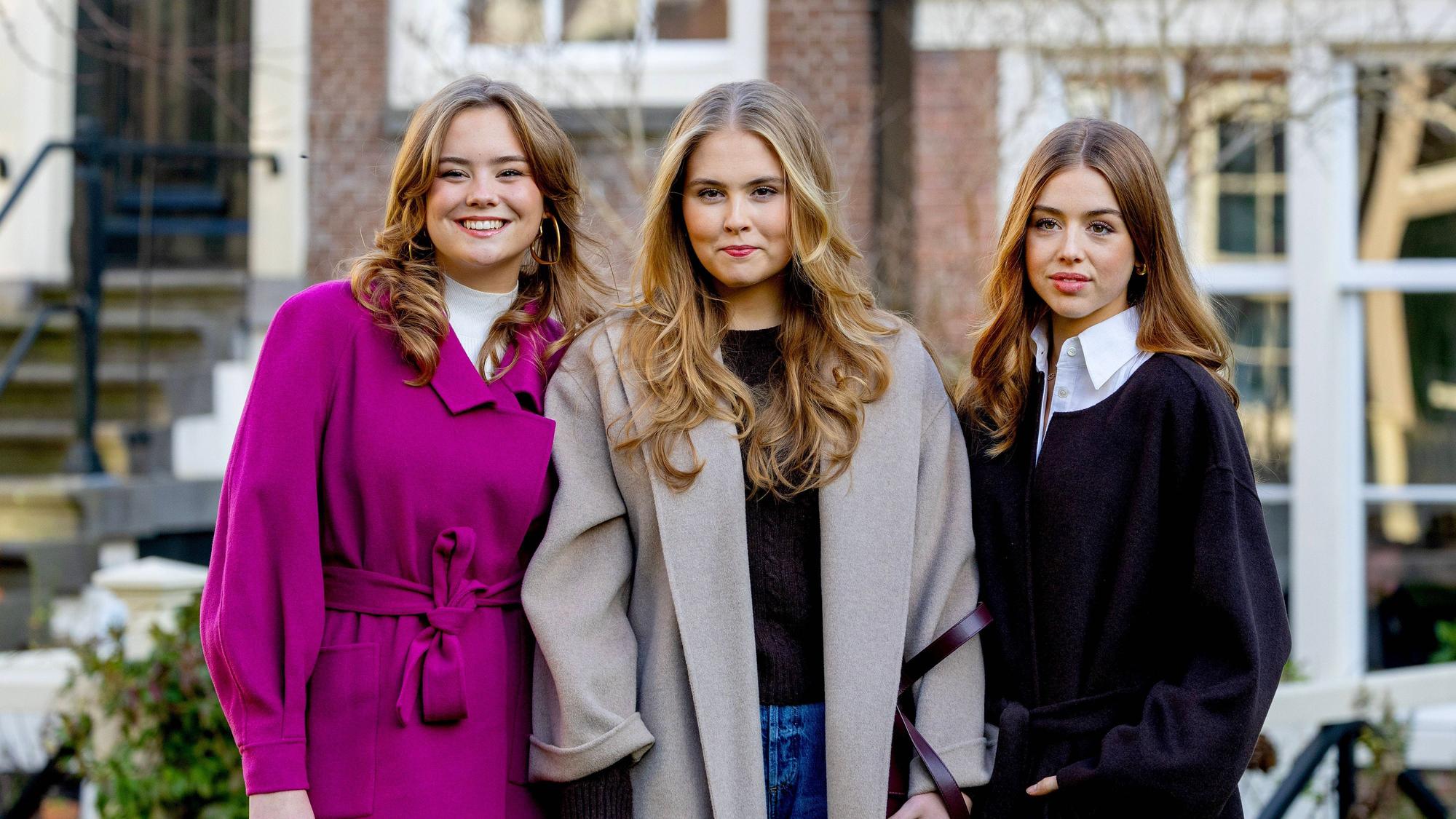 Im November 2024 posierten Prinzessin Amalia, Prinzessin Alexia und Prinzessin Ariane beim jährlichen Fototermin im Begijnhof in Amsterdam für die Medien.