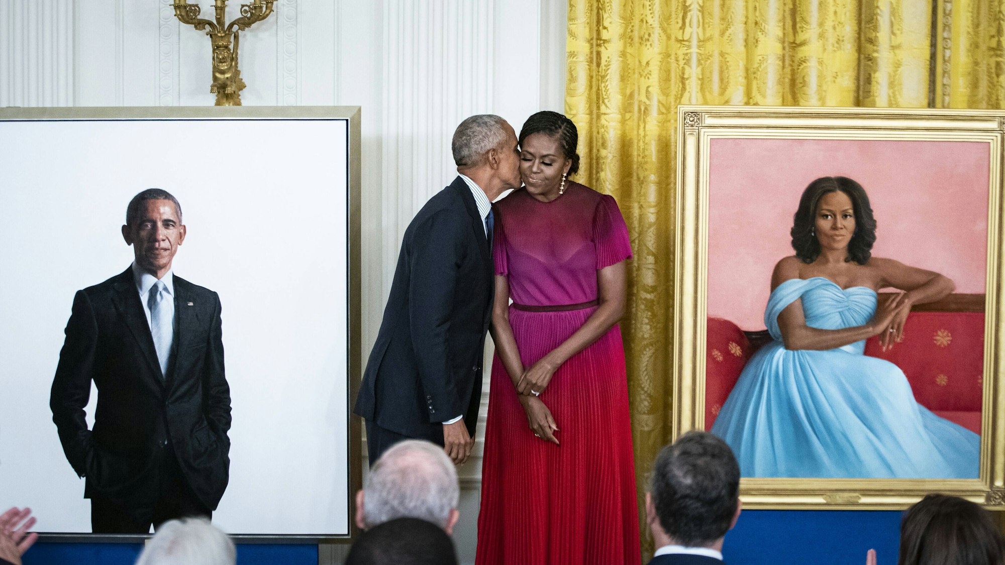 Barack Obama küsst seine Frau Michelle nach der Enthüllung ihrer Porträts im Weißen Haus.