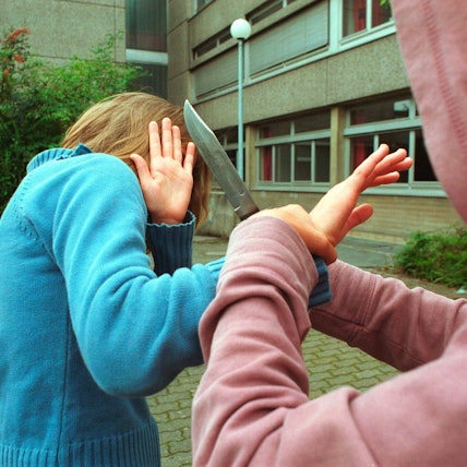 Gewalt auf dem Schulhof ( gestelltes Bild): Auch Mädchen sind immer häufiger in die Auseinandersetzungen verwickelt.