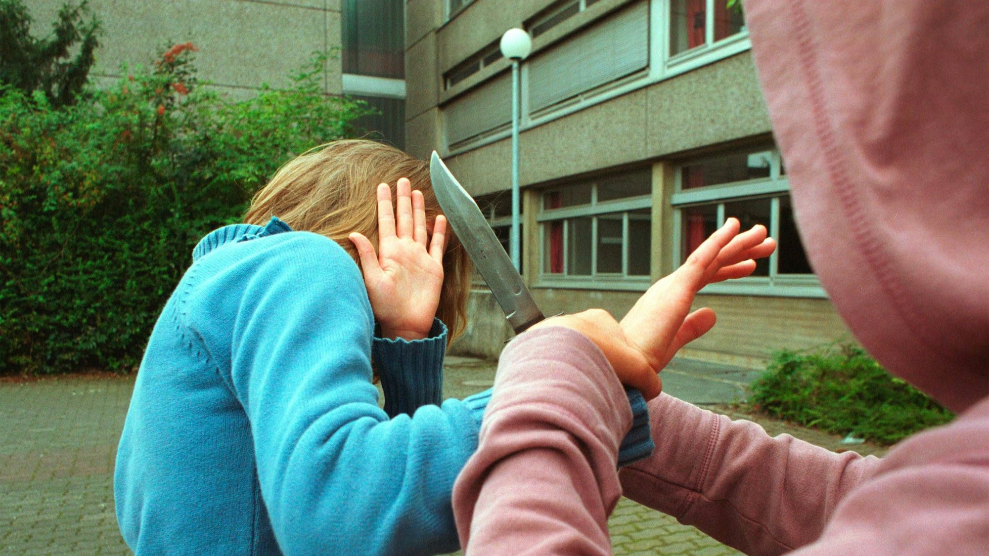 Gewalt auf dem Schulhof ( gestelltes Bild): Auch Mädchen sind immer häufiger in die Auseinandersetzungen verwickelt.