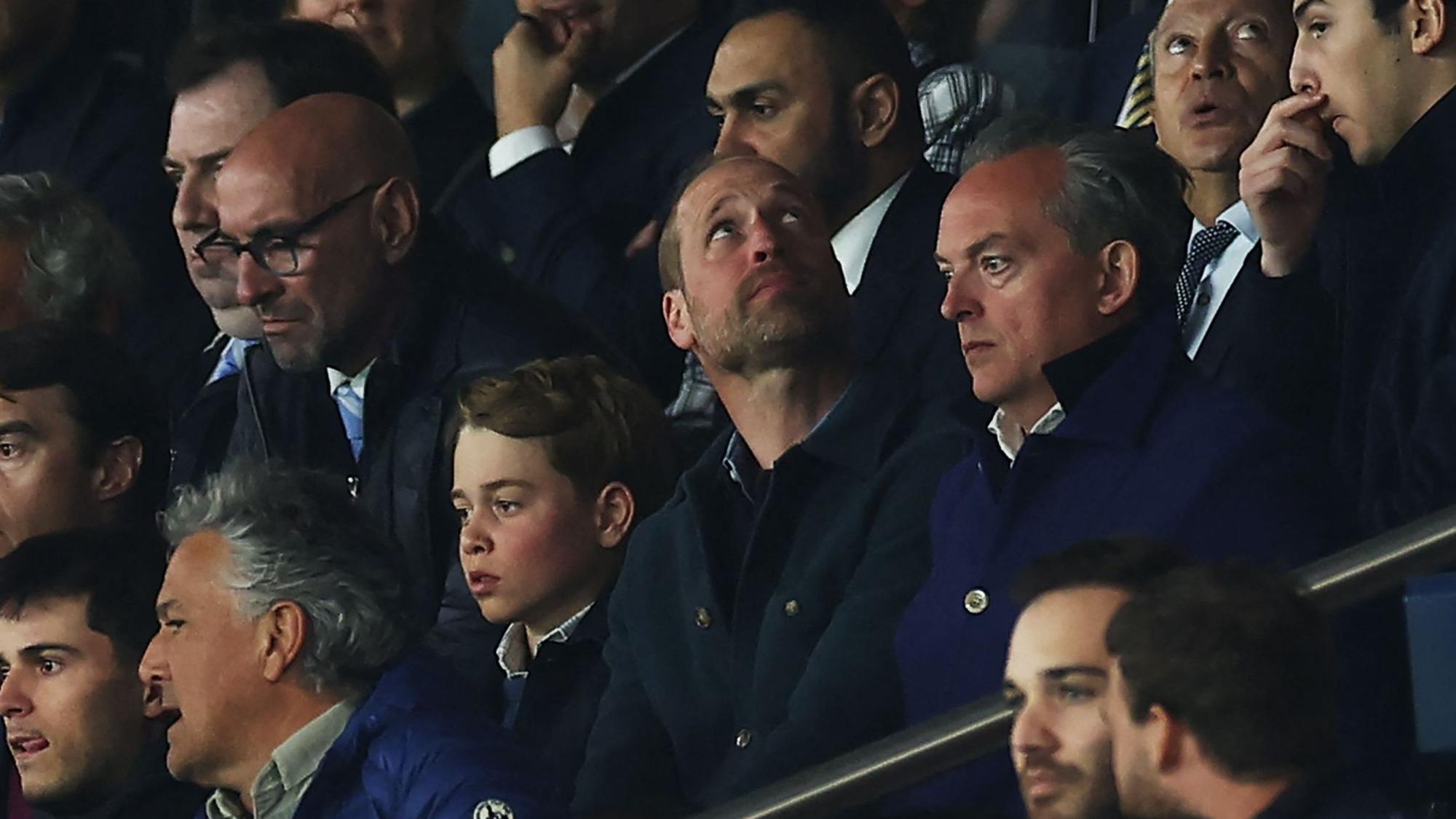 Erst Jubel über ein Tor, dann lange Gesichter bei George und seinem Vater, denn Williams Lieblingsverein Aston Villa kassierte drei Gegentore.