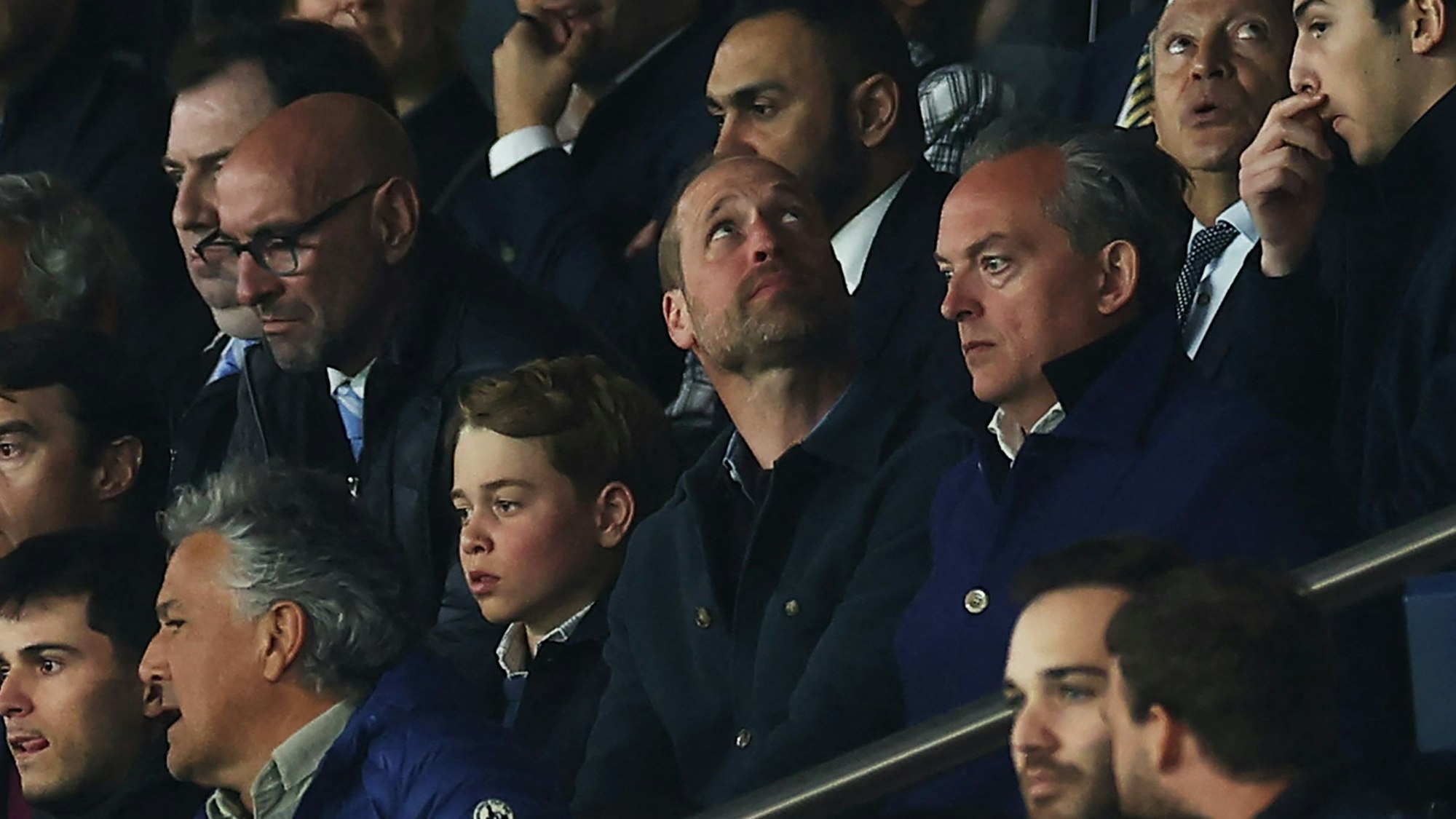 Erst Jubel über ein Tor, dann lange Gesichter bei George und seinem Vater, denn Williams Lieblingsverein Aston Villa kassierte drei Gegentore.