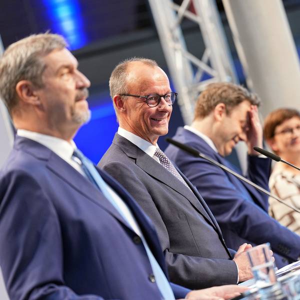 09.04.2025, Berlin: Markus Söder (l-r), Ministerpräsident von Bayern und CSU-Vorsitzender, Friedrich Merz, Unions-Kanzlerkandidat und CDU-Bundesvorsitzender, Lars Klingbeil, SPD-Fraktions- und Bundesvorsitzender, und Saskia Esken, SPD-Bundesvorsitzende, geben eine Pressekonferenz der Parteivorsitzenden von Union und SPD zur Vorstellung des Koalitionsvertrages im Paul-Löbe-Haus. Foto: Michael Kappeler/dpa +++ dpa-Bildfunk +++