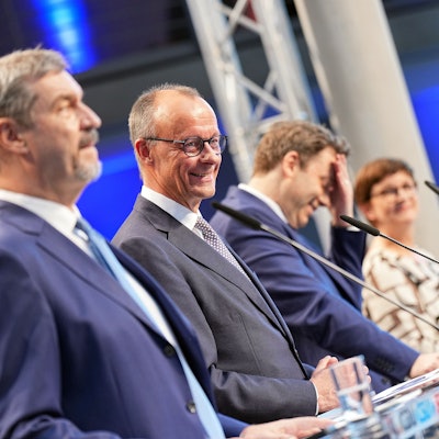 09.04.2025, Berlin: Markus Söder (l-r), Ministerpräsident von Bayern und CSU-Vorsitzender, Friedrich Merz, Unions-Kanzlerkandidat und CDU-Bundesvorsitzender, Lars Klingbeil, SPD-Fraktions- und Bundesvorsitzender, und Saskia Esken, SPD-Bundesvorsitzende, geben eine Pressekonferenz der Parteivorsitzenden von Union und SPD zur Vorstellung des Koalitionsvertrages im Paul-Löbe-Haus. Foto: Michael Kappeler/dpa +++ dpa-Bildfunk +++