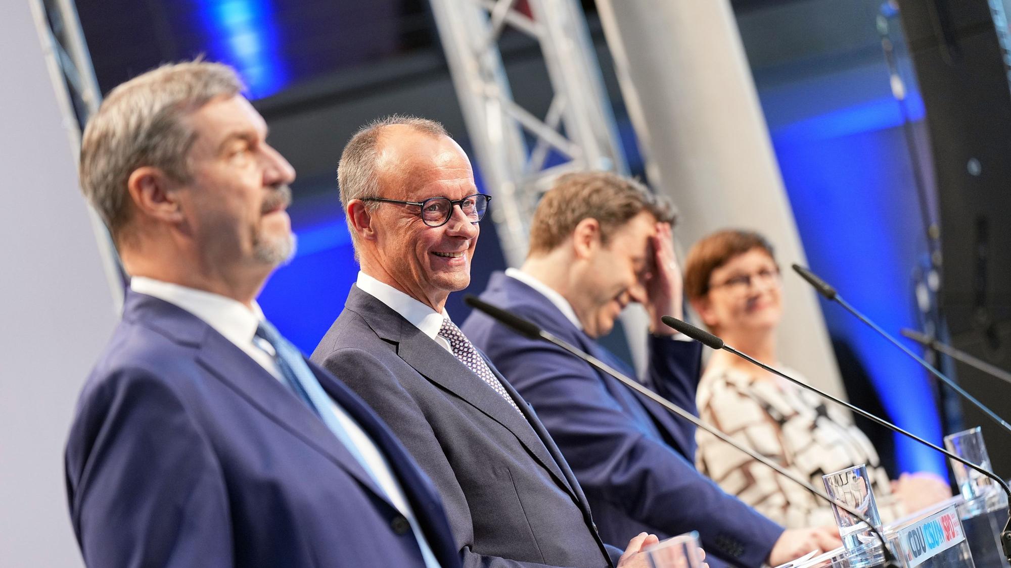 09.04.2025, Berlin: Markus Söder (l-r), Ministerpräsident von Bayern und CSU-Vorsitzender, Friedrich Merz, Unions-Kanzlerkandidat und CDU-Bundesvorsitzender, Lars Klingbeil, SPD-Fraktions- und Bundesvorsitzender, und Saskia Esken, SPD-Bundesvorsitzende, geben eine Pressekonferenz der Parteivorsitzenden von Union und SPD zur Vorstellung des Koalitionsvertrages im Paul-Löbe-Haus. Foto: Michael Kappeler/dpa +++ dpa-Bildfunk +++