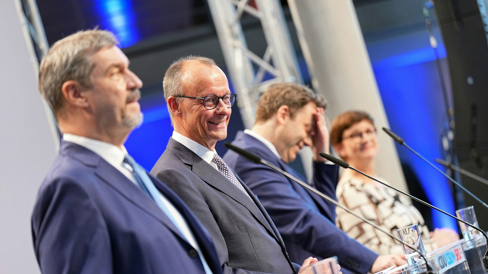 09.04.2025, Berlin: Markus Söder (l-r), Ministerpräsident von Bayern und CSU-Vorsitzender, Friedrich Merz, Unions-Kanzlerkandidat und CDU-Bundesvorsitzender, Lars Klingbeil, SPD-Fraktions- und Bundesvorsitzender, und Saskia Esken, SPD-Bundesvorsitzende, geben eine Pressekonferenz der Parteivorsitzenden von Union und SPD zur Vorstellung des Koalitionsvertrages im Paul-Löbe-Haus. Foto: Michael Kappeler/dpa +++ dpa-Bildfunk +++