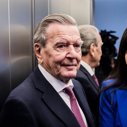 Altkanzler Gerhard Schröder (SPD, l), und seine Ehefrau Soyeon Schröder-Kim (M) stehen im Oberverwaltungsgericht (OVG) Berlin-Brandenburg nach der mündlichen Verhandlung im Prozess um den Verlust seines Büros im Bundestag in einem Aufzug.