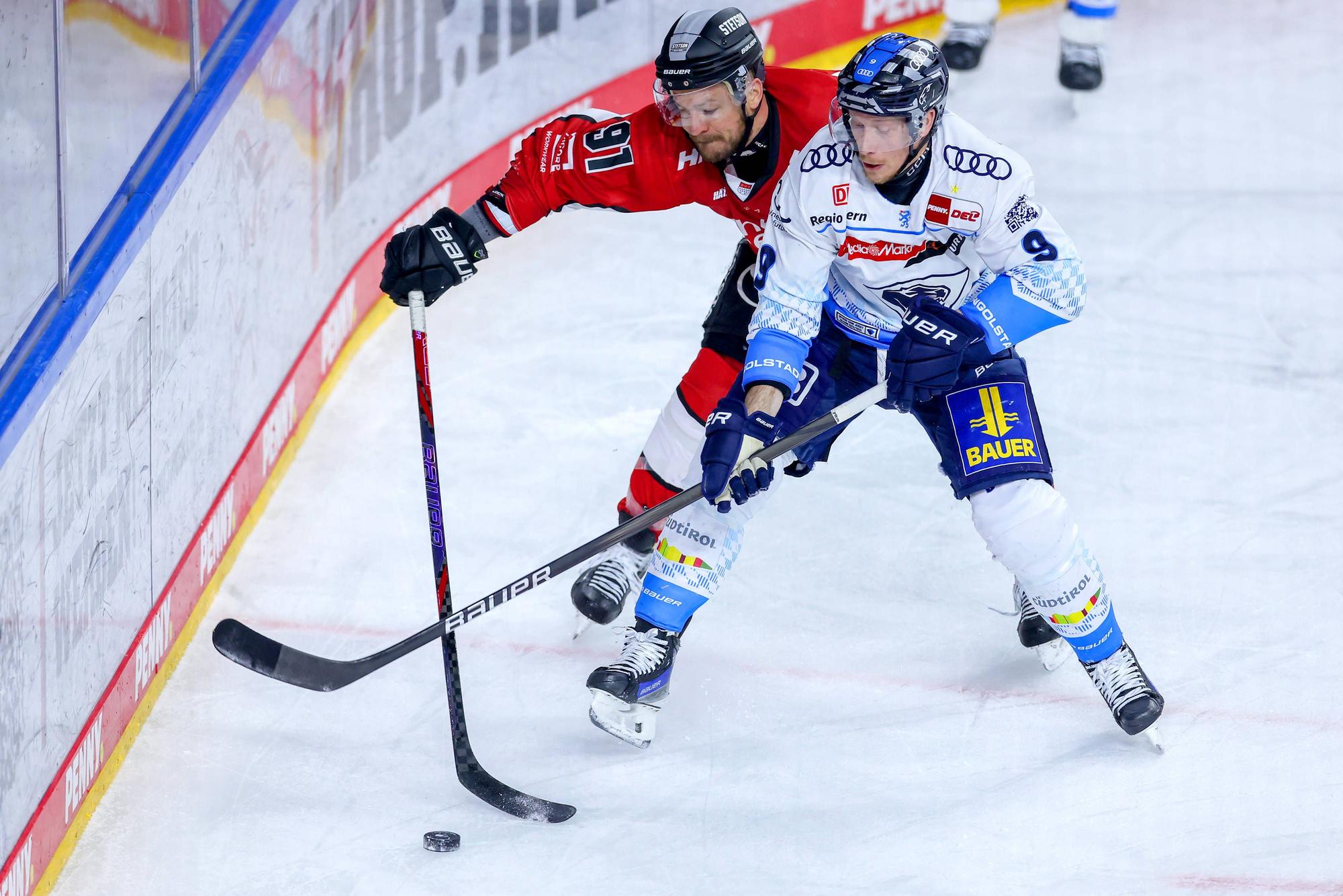 Ingolstadts Myles Powell im Zweikampf mit KEC-Kapitän Moritz Müller. (Archivbild)