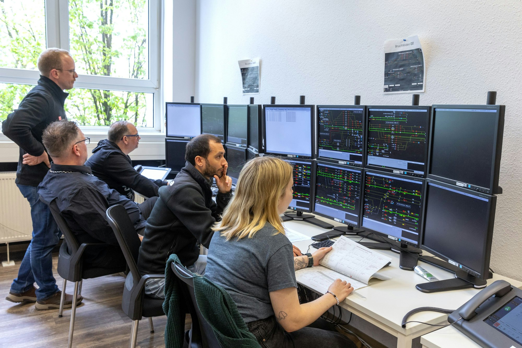10.05.2025
Köln:
Die Fluglotsen der Schiene. Die Bahn trainiert ihre Fahrdienstleiter im Trockenkurs für die Einsätze im neuen Stellwerk, von dem täglich 1350 Züge rund um den Hauptbahnhof gesteuert werden.
Foto: Martina Goyert