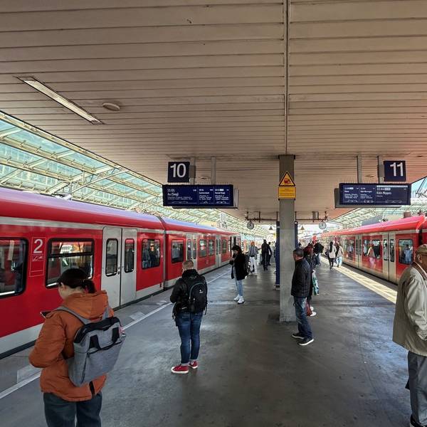 Zwei S-Bahnen stehen auf den Gleisen 10 und 11 im Kölner Hauptbahnhof.