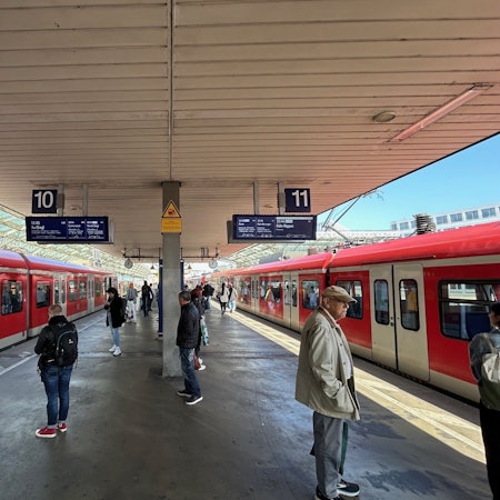 Zwei S-Bahnen stehen auf den Gleisen 10 und 11 im Kölner Hauptbahnhof.