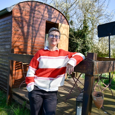 Zu sehen ist Vera Gercke vor dem Bauwagen.