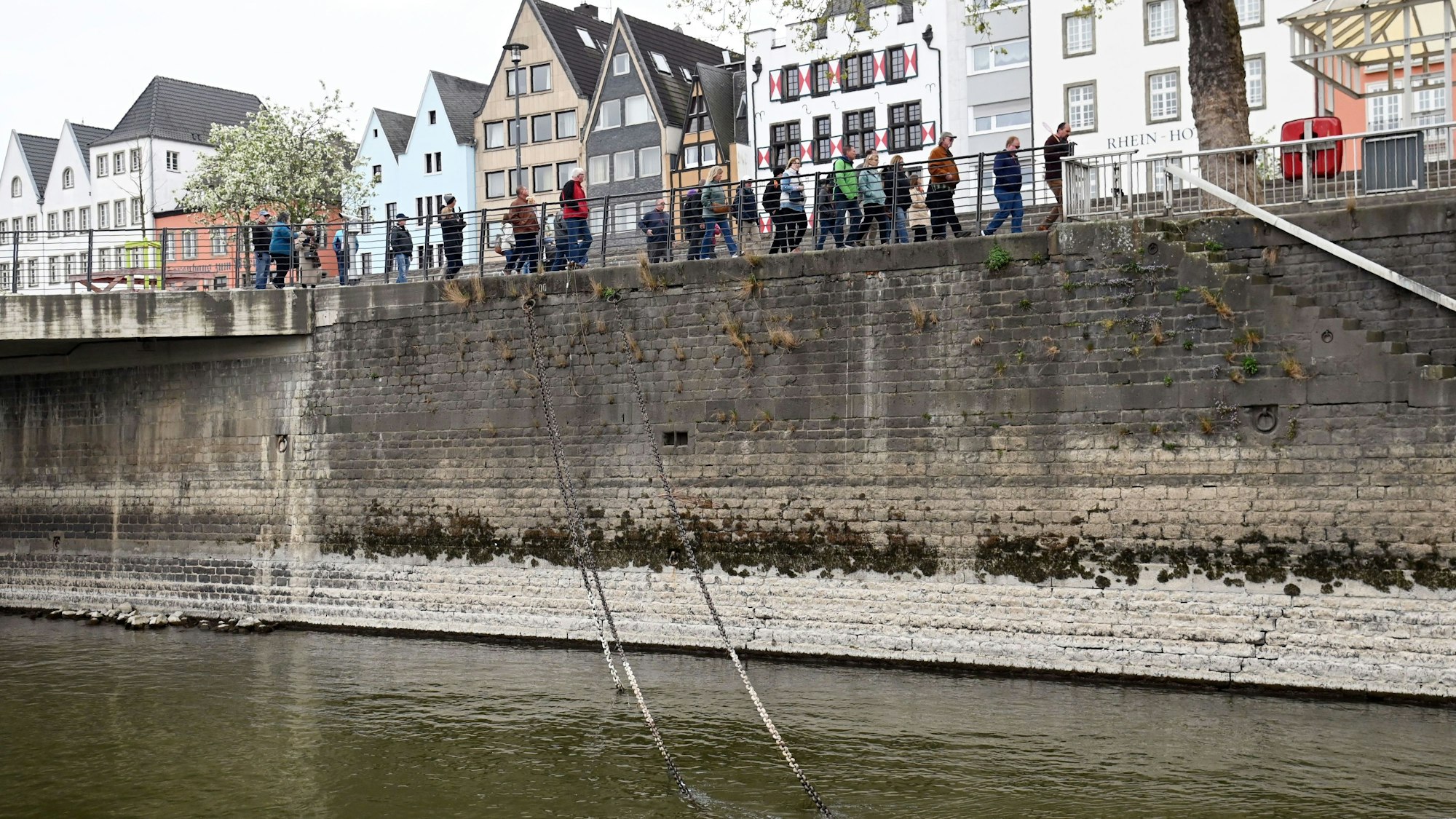 Der Rheinpegel in Köln ist deutlich unter Normalwasserstand.