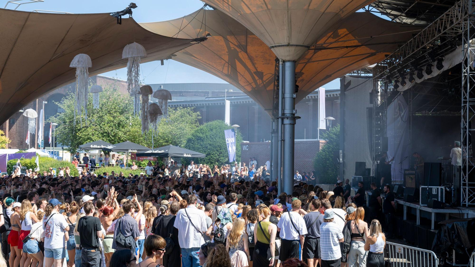 Besucherinnen und Besucher beim Stadt ohne Meer - Festival in Köln 2024