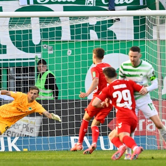 11.04.2025 - Fussball - Saison 2024 2025 - 2. Fussball - Bundesliga - 29. Spieltag: SpVgg Greuther Fürth  Kleeblatt  - 1. FC Köln FCK - Sportfoto Zink/ - xwoxzix - DFL regulations prohibit any use of photographs as image sequences and/or quasi-video - only for editorial use - Luca Waldschmidt 9, FC Köln  erzielt Treffer Tor Torschuß zum 1:1 per Elfmeter Strafstoß gegen Nahuel Noll 44, SpVgg Greuther Fürth  - *** 11 04 2025 Soccer Season 2024 2025 2 Soccer Bundesliga 29 Matchday SpVgg Greuther Fürth Kleeblatt 1 FC Köln FCK Sportfoto Zink xwoxzix DFL regulations prohibit any use of photographs as image sequences and or quasi video only for editorial use Luca Waldschmidt 9, FC Köln erzielt Treffer Goal Goal shot for 1 1 by penalty kick against Nahuel Noll 44, SpVgg Greuther Fürth