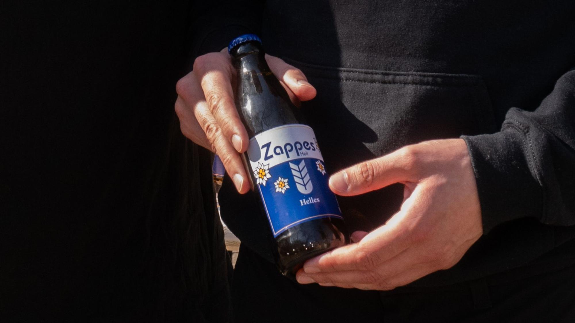 Dunkle Flasche, helles Bier: So sieht das Zappes Helles im Handel aus.