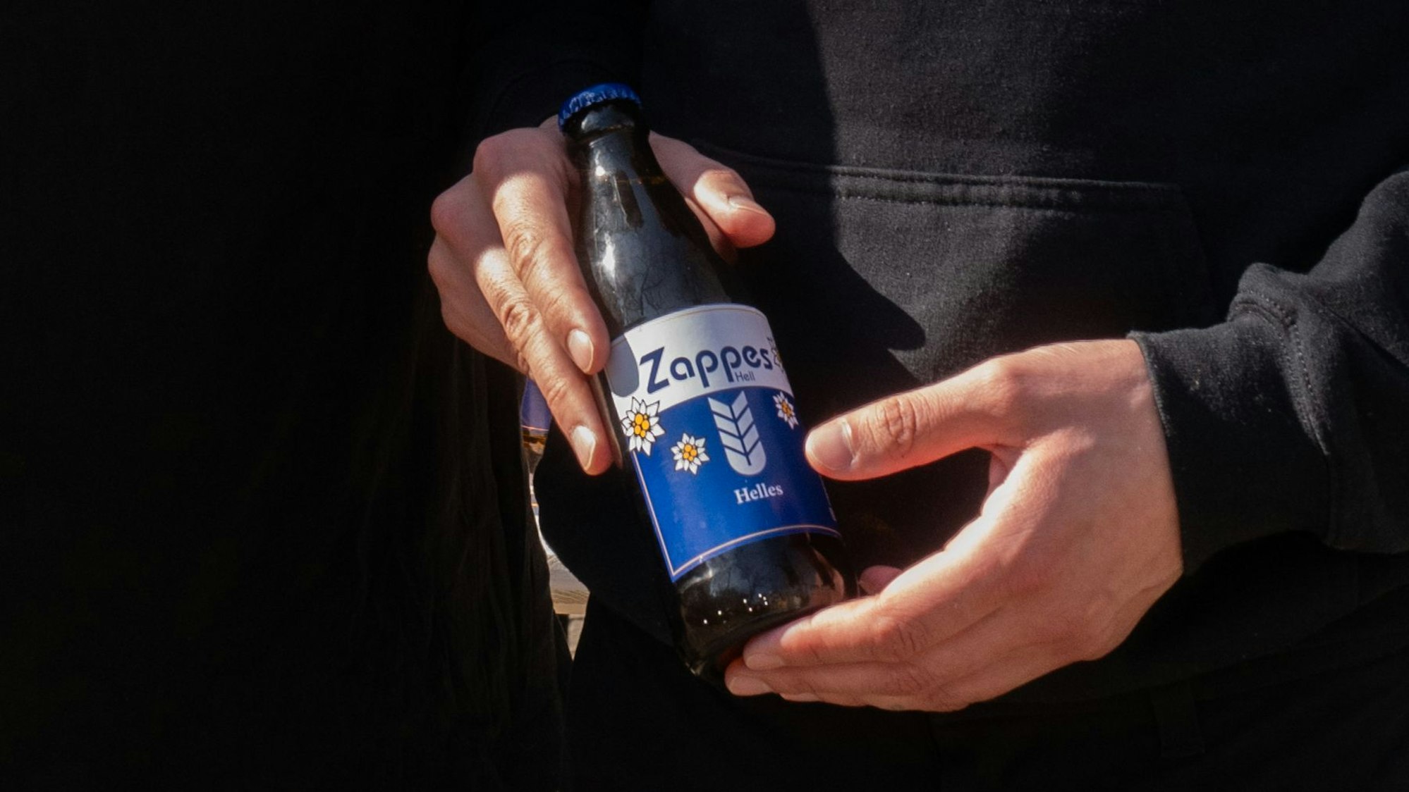 Dunkle Flasche, helles Bier: So sieht das Zappes Helles im Handel aus.