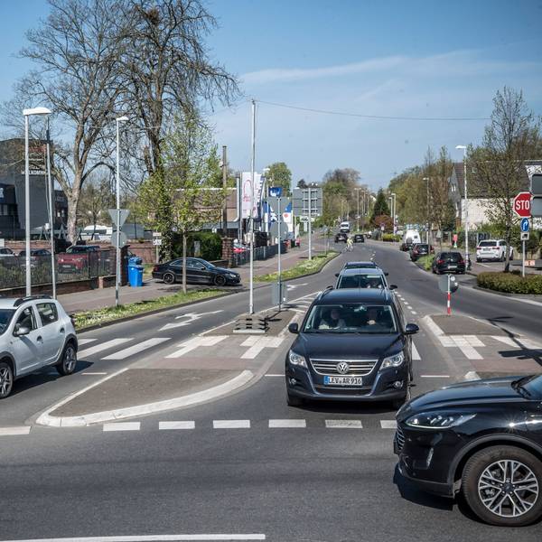 Nach dem tödlichen Unfall im Januar hatte die Unfallkommission etwas weitreichendere Umbauten beschlossen: Tempo-30-Schilder an den Zufahrten stehen bereits, die Sichtverhältnisse wurden geändert und vor die Ausfahrten sollen unebene Pflaster-Flächen eingebaut werden, sogenannte Berliner Kissen.