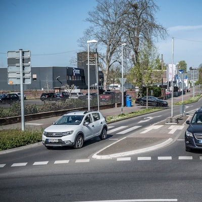 Nach dem tödlichen Unfall im Januar hatte die Unfallkommission etwas weitreichendere Umbauten beschlossen: Tempo-30-Schilder an den Zufahrten stehen bereits, die Sichtverhältnisse wurden geändert und vor die Ausfahrten sollen unebene Pflaster-Flächen eingebaut werden, sogenannte Berliner Kissen.