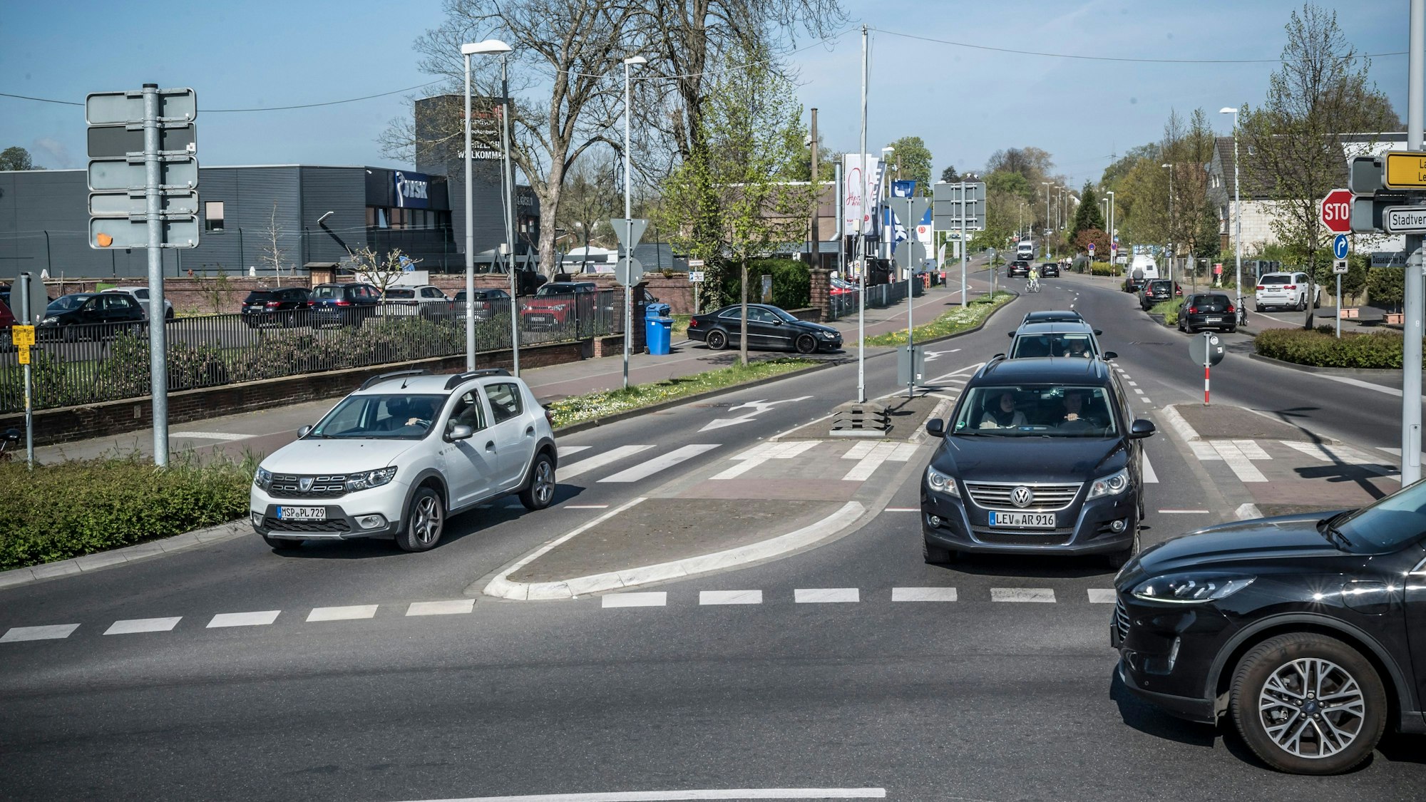 Nach dem tödlichen Unfall im Januar hatte die Unfallkommission etwas weitreichendere Umbauten beschlossen: Tempo-30-Schilder an den Zufahrten stehen bereits, die Sichtverhältnisse wurden geändert und vor die Ausfahrten sollen unebene Pflaster-Flächen eingebaut werden, sogenannte Berliner Kissen.