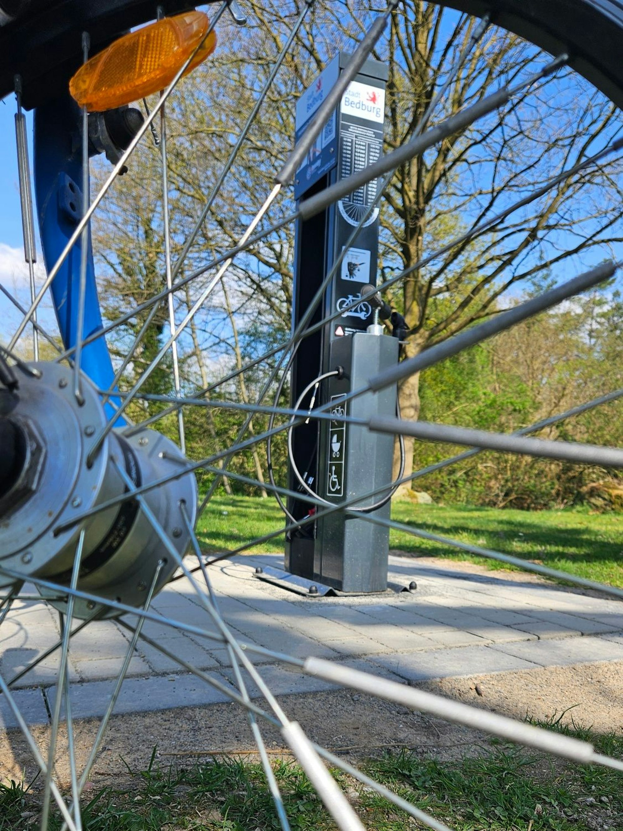 Das Bild zeigt eine graue Säule.