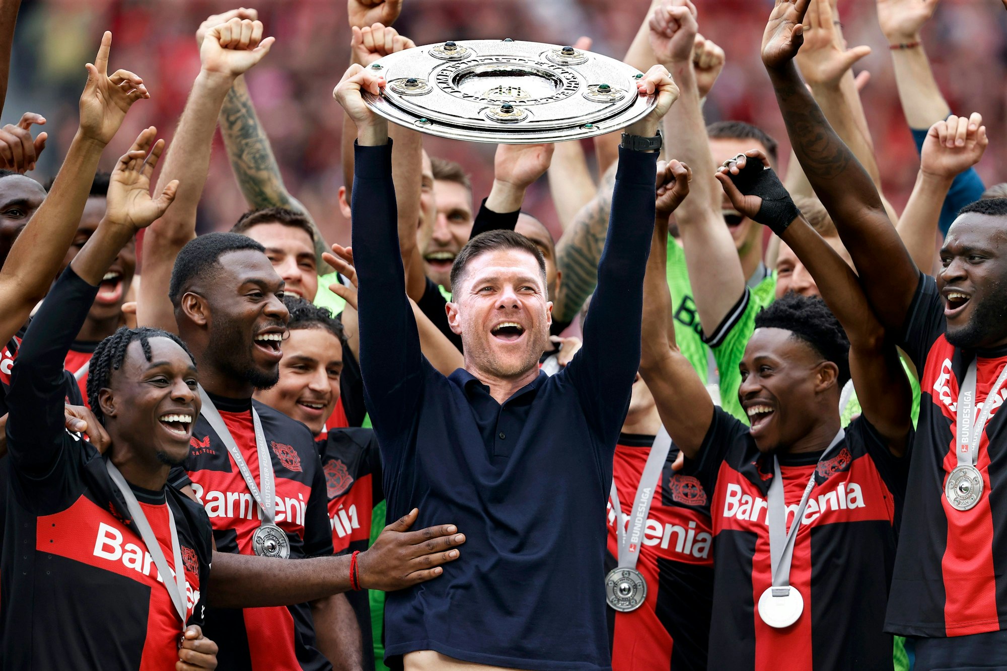 ALONSO Xabi Trainer Team Bayer 04 Leverkusen bei der Siegerehrung mit der Meisterschale DFL Bundesliga Saison 2023 - 2024 Meisterfeier Bundesliga Spiel Bayer 04 Leverkusen - FC Augsburg am 18.05. 2024 in Leverkusen DFL REGULATIONS PROHIBIT ANY USE OF PHOTOGRAPHS as IMAGE SEQUENCES and/or QUASI-VIDEO *** ALONSO Xabi Trainer Team Bayer 04 Leverkusen at the award ceremony with the championship trophy DFL Bundesliga season 2023 2024 Championship celebration Bundesliga match Bayer 04 Leverkusen FC Augsburg on 18 05 2024 in Leverkusen DFL REGULATIONS PROHIBIT ANY USE OF PHOTOGRAPHS as IMAGE SEQUENCES and or QUASI VIDEO Copyright: xLacixPerenyix