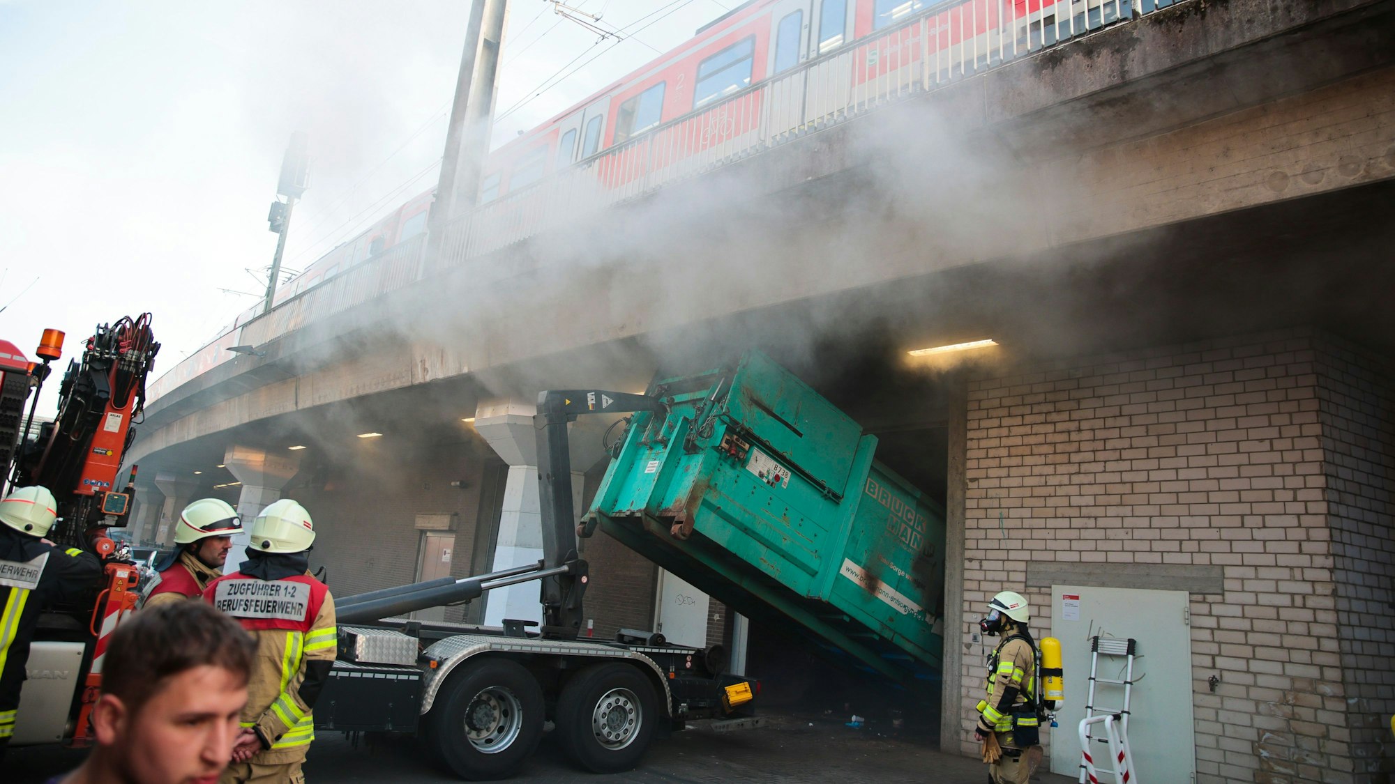 Die Containerpresse musste mithilfe eines speziellen Fahrzeugs der Feuerwehr ins Freie gezogen werden.