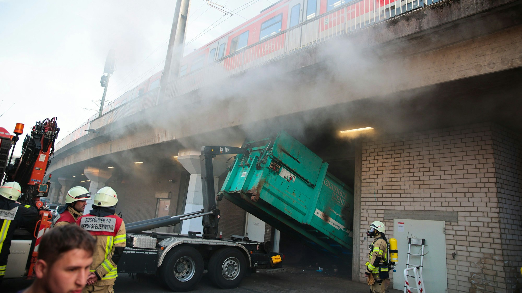 Die Containerpresse musste mithilfe eines speziellen Fahrzeugs der Feuerwehr ins Freie gezogen werden.