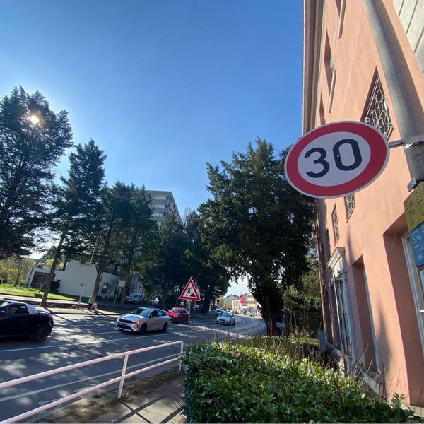 Zu sehen ist die von Autos befahrene Kölnstraße und im Vordergrund ein Tempo-30-Schild.