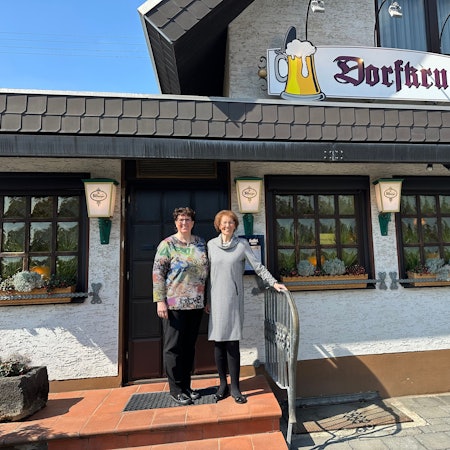 Leni Körner (87, rechts) mit ihrer Tochter Ute (56) vor dem Eingang der Gaststätte.