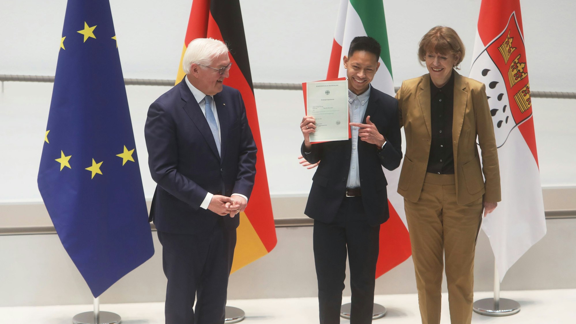 Jhojen Gonzaga Carbonell bekommt von Bundespräsident Steinmeier und Oberbürgermeisterin Reker im Historischen Rathaus die Staatsbürgerschaft verliehen.