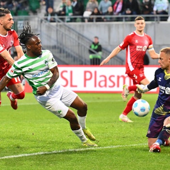 11.04.2025 - Fussball - Saison 2024 2025 - 2. Fussball - Bundesliga - 29. Spieltag: SpVgg Greuther Fürth  Kleeblatt  - 1. FC Köln FCK - Sportfoto Zink/ - xwoxzix - DFL regulations prohibit any use of photographs as image sequences and/or quasi-video - only for editorial use - Noel Futkeu 9, SpVgg Greuther Fürth  Leart Paqarada 17, FC Köln  Marvin Schwäbe Schwaebe 1, FC Köln  - Chance Torchance *** 11 04 2025 Soccer Season 2024 2025 2 Soccer Bundesliga 29 Matchday SpVgg Greuther Fürth Kleeblatt 1 FC Köln FCK Sportfoto Zink xwoxzix DFL regulations prohibit any use of photographs as image sequences and or quasi video only for editorial use Noel Futkeu 9, SpVgg Greuther Fürth Leart Paqarada 17, FC Köln Marvin Schwäbe Schwaebe 1, FC Köln Chance Torchance