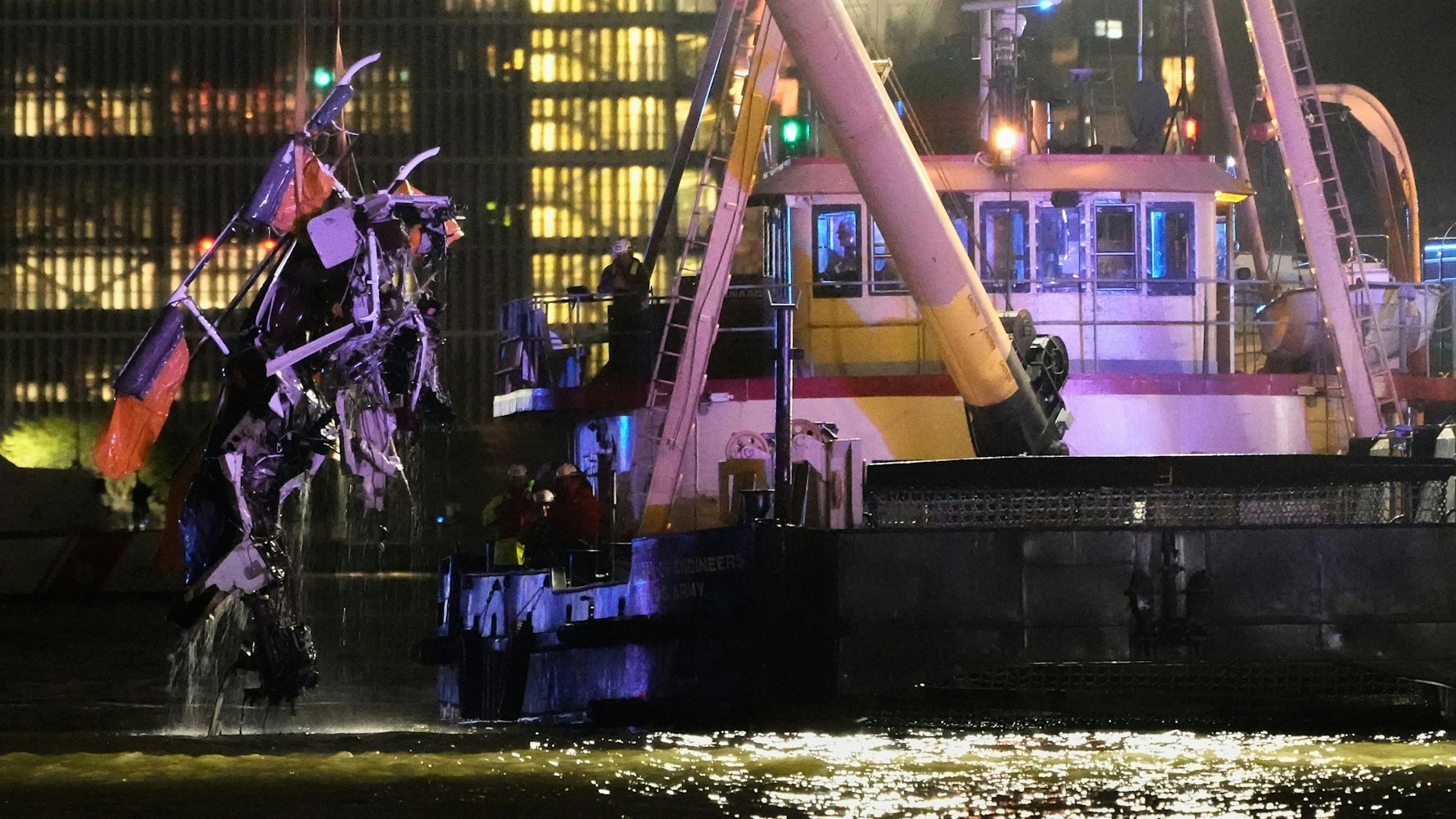 Ein Kran hebt das Wrack eines in den Hudson River gestürzten Hubschraubers an.