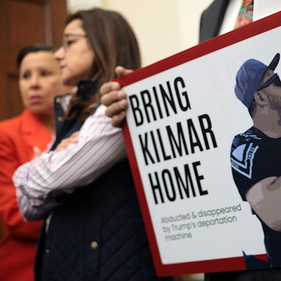 Der Oberste Gerichtshof fordert die Freilassung von Kilmar Abrego Garcia, fälschlich in El Salvador inhaftiert.