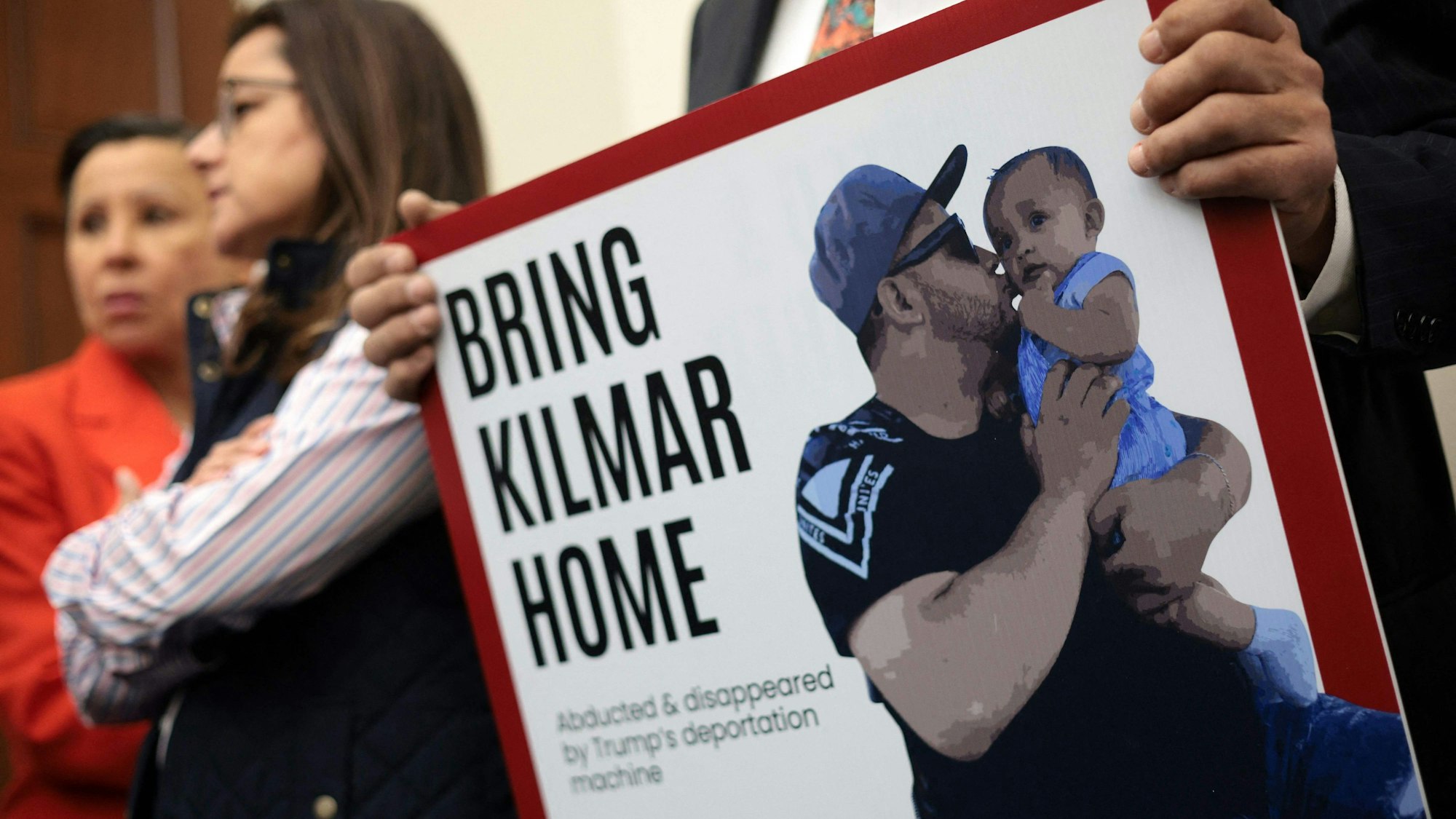 Der Oberste Gerichtshof fordert die Freilassung von Kilmar Abrego Garcia, fälschlich in El Salvador inhaftiert.