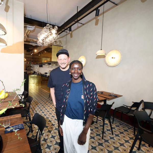 Kaddy Saidykhan und Tom Mackenroth in ihrem Vunky Foods: Das Restaurant am Kölner Eigelstein bietet eine pflanzenbasierte Küche an.