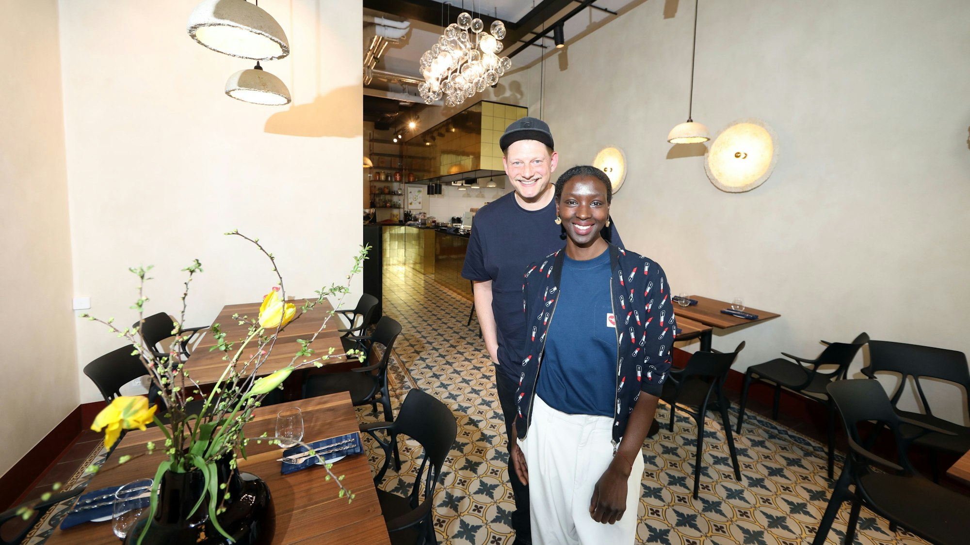 Kaddy Saidykhan und Tom Mackenroth in ihrem Vunky Foods: Das Restaurant am Kölner Eigelstein bietet eine pflanzenbasierte Küche an.