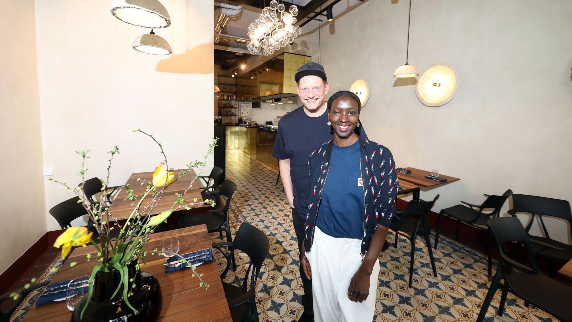 Tom Mackenroth und Kaddy Saidykhan sind die Gastgeber im „Vunky“.