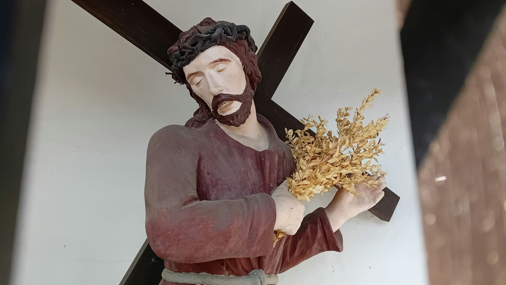 Jesus auf dem Weg zu Kreuzigung in der Wegekreuzstation in Denklingen.
