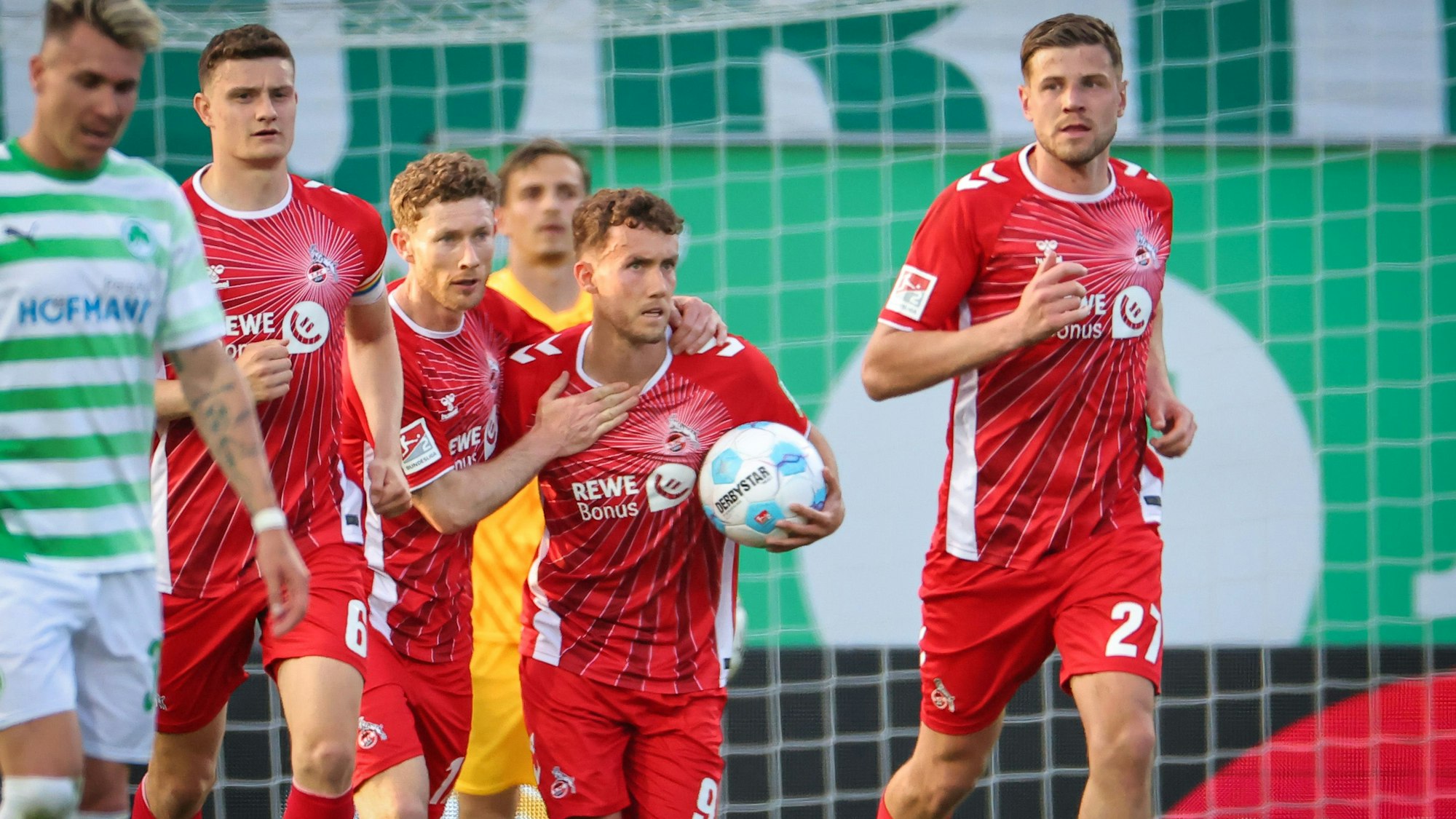 11.04.2025, Bayern, Fürth: Fußball: 2. Bundesliga, SpVgg Greuther Fürth - 1. FC Köln, 29. Spieltag im Sportpark Ronhof Thomas Sommer. Der Kölner Luca Waldschmidt (M) jubelt mit seinen Kollegen über seinen Treffer zum 1:1. Foto: Daniel Karmann/dpa - WICHTIGER HINWEIS: Gemäß den Vorgaben der DFL Deutsche Fußball Liga bzw. des DFB Deutscher Fußball-Bund ist es untersagt, in dem Stadion und/oder vom Spiel angefertigte Fotoaufnahmen in Form von Sequenzbildern und/oder videoähnlichen Fotostrecken zu verwerten bzw. verwerten zu lassen. +++ dpa-Bildfunk +++