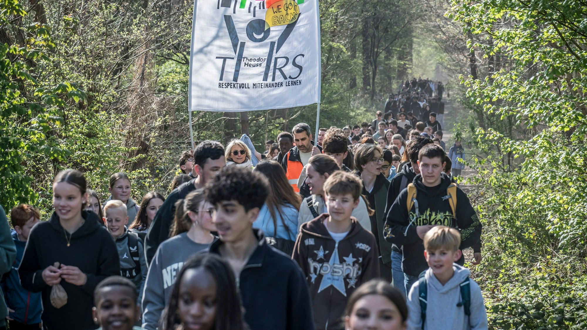 Beim symbolischen Umzug von Hunderten Schülerinnen und Schüler der Theodor-Heuss-Realschule führte der Weg auch durch den Bürgerbusch.
