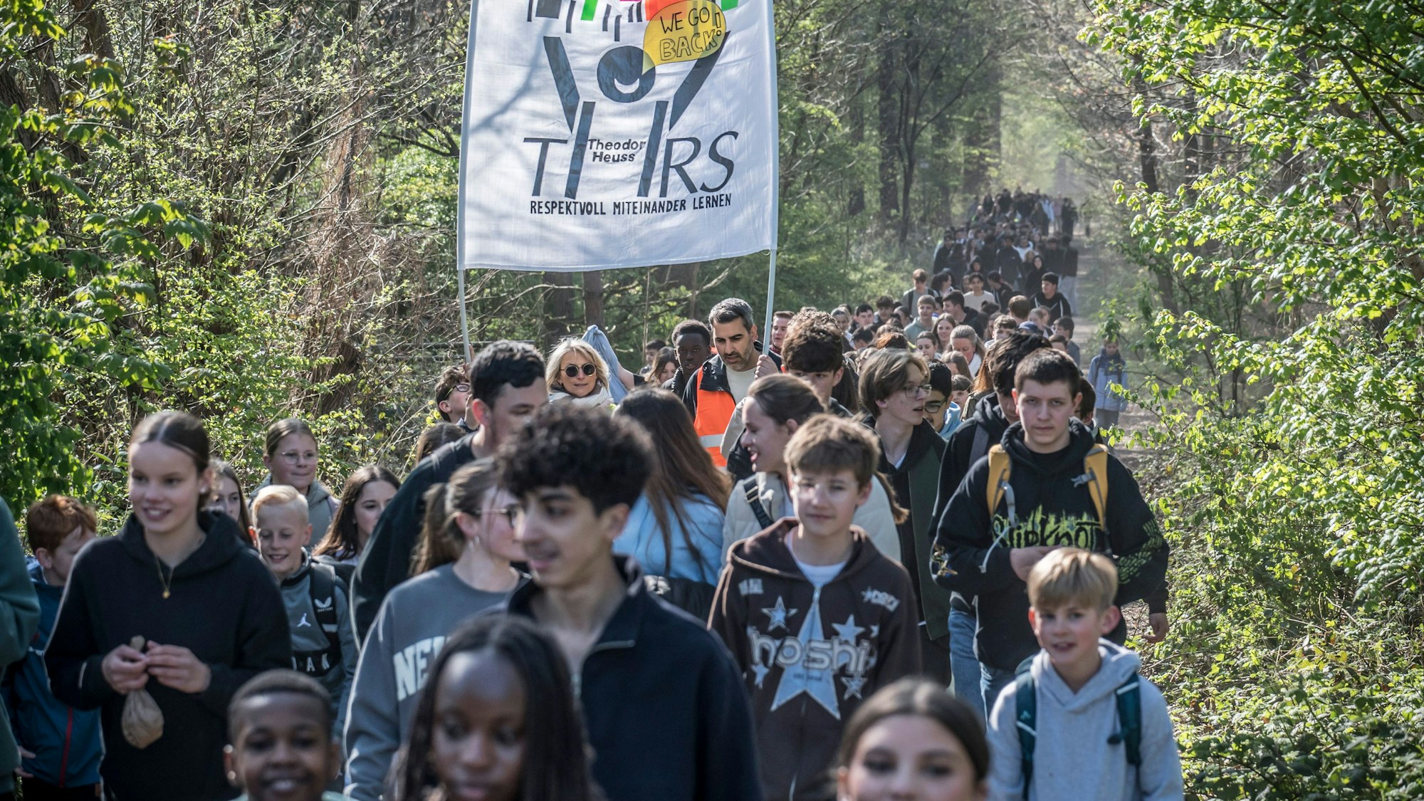 Beim symbolischen Umzug von Hunderten Schülerinnen und Schüler der Theodor-Heuss-Realschule führte der Weg auch durch den Bürgerbusch.