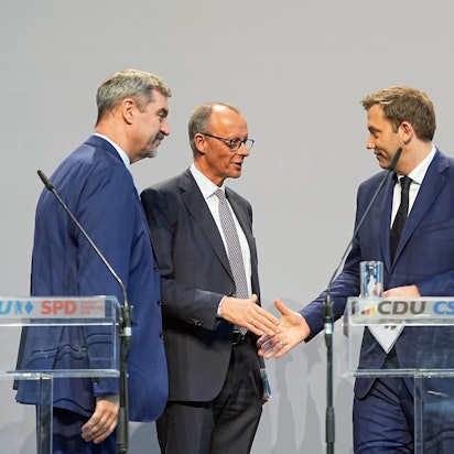 Friedrich Merz (M), Unions-Kanzlerkandidat und CDU-Bundesvorsitzender, und Lars Klingbeil (r), SPD-Fraktions- und Bundesvorsitzender, geben sich nach einer Pressekonferenz der Parteivorsitzenden von Union und SPD zur Vorstellung des Koalitionsvertrages im Paul-Löbe-Haus die Hand. Links steht Markus Söder, Ministerpräsident von Bayern und CSU-Vorsitzender.