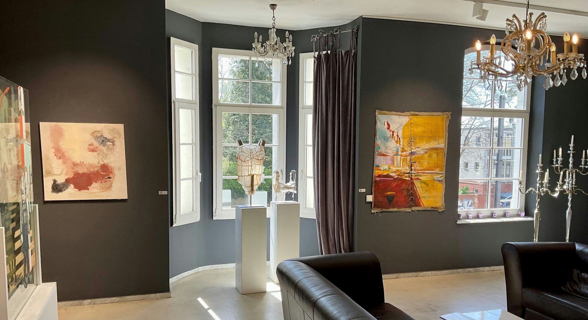 Das Bild zeigt Heike Iserlohe in ihrer Galerie.